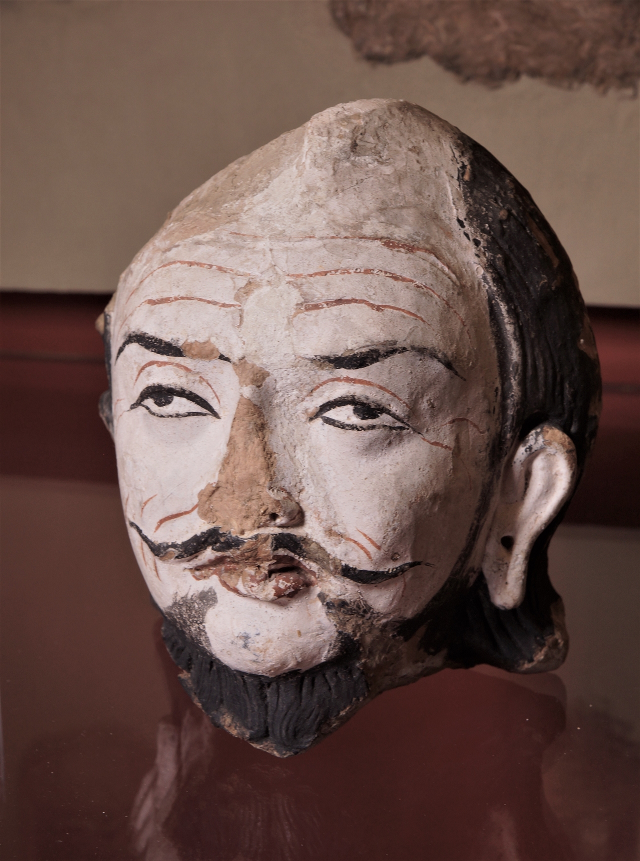 중국 新疆 쿠차 지역에서 발견된 피발 모습의 돌궐인 塑像(6-7세기, Hermitage Museum. 2016.09.14)<br>