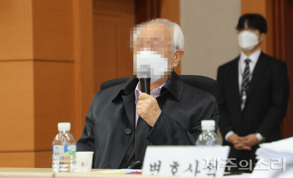 6일 부산 동아대학교 법학전문대학원에서 열린 제주4.3 피해 생존자 오모(96)씨가 말하고 있다.&nbsp;