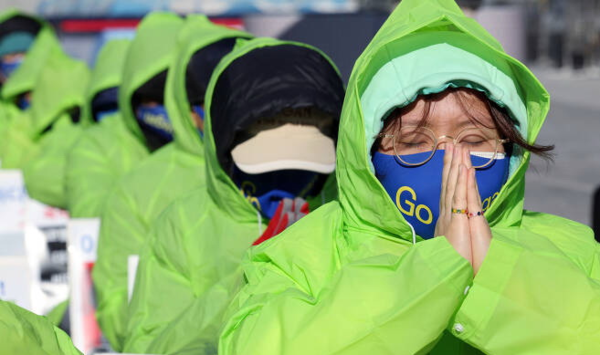 한국채식연합과 비건(VEGAN) 세상을 위한 시민모임 활동가 등이 지난해 12월 23일 오후 서울 광화문 광장에서 비건 세상을 위한 50인의 기도 퍼포먼스를 펼치고 있다. 