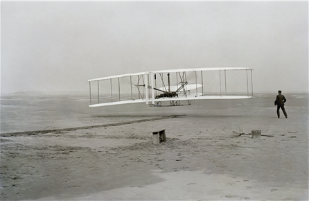 라이트형제가 날린 최초의 동력 비행기. (출처: 위키백과)