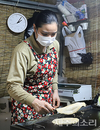 코로나19 엔데믹으로 마스크 착용 의무가 해제됐지만, 뚜옌씨는 청결을 위해 꼭 마스크를 끼고 음식을 조리한다. ⓒ제주의소리