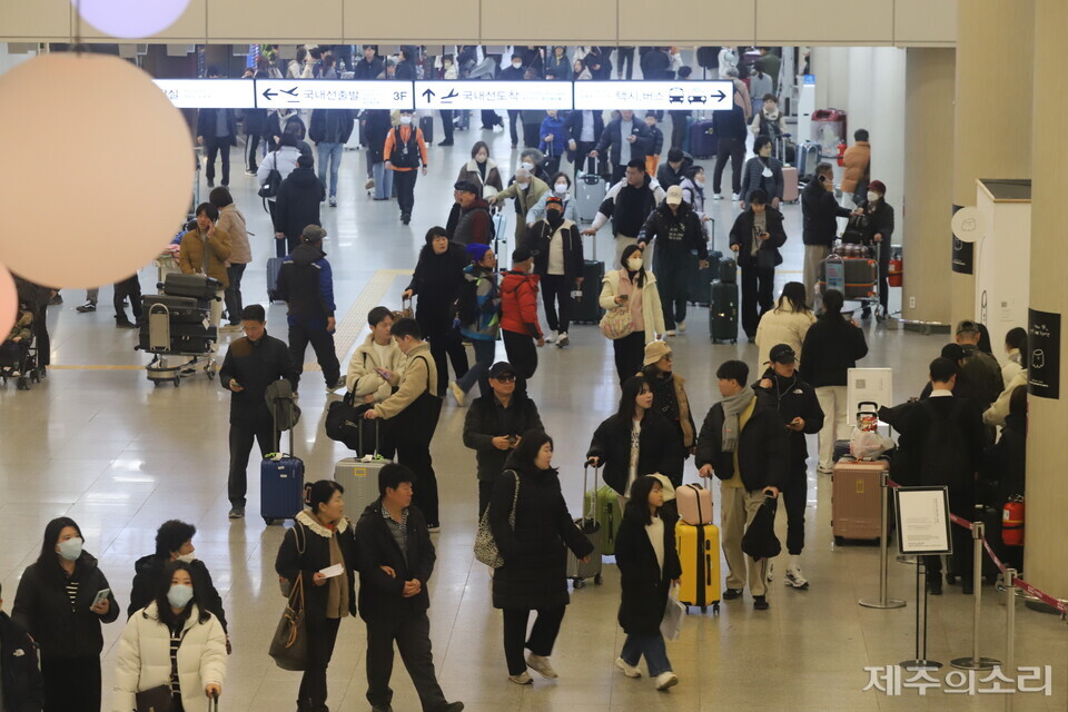 8일 오후 제주국제공항 1층 대합실이 귀성객, 관광객들로 인산인해를 이룬 모습. ⓒ제주의소리