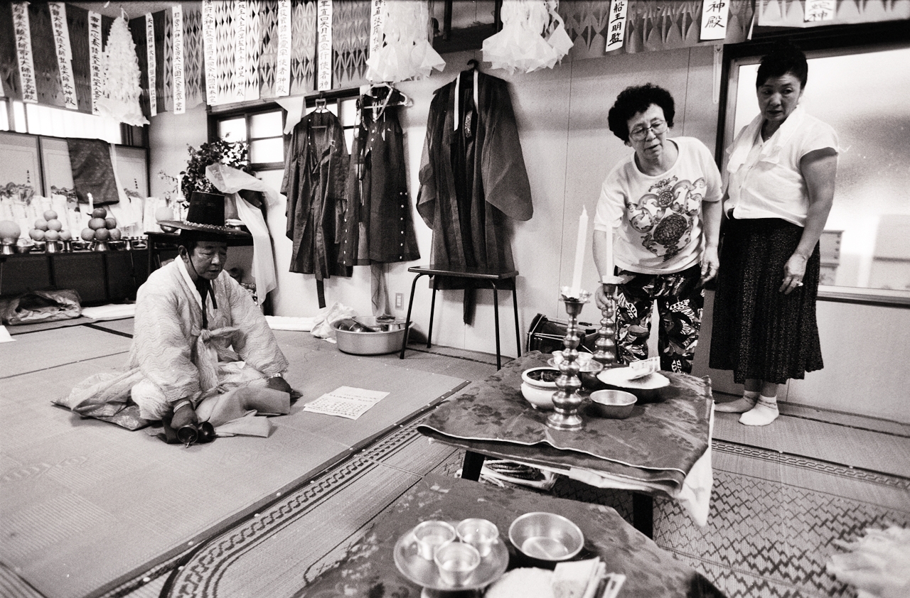 김만보 심방이 일본 대흥사 굿당 안에서 굿을 진행하고 있는 모습. 다쿠미 촬영 사진 / 사진=국립민속박물관