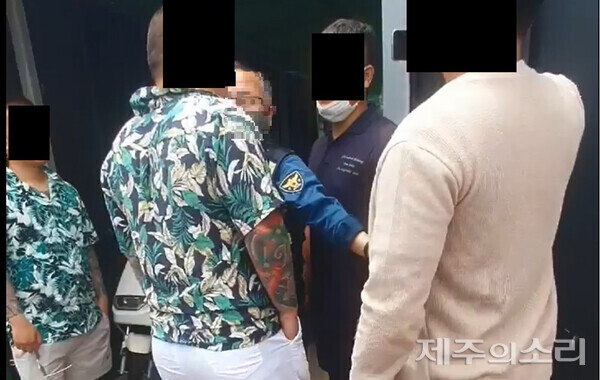 동원된 조직폭력배가 피해자 식당에서 행패를 부리는 모습. ⓒ제주의소리 자료사진