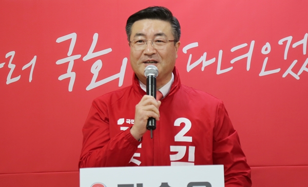 국민의힘 김승욱 예비후보가 17일 선거사무소 개소식을 열었다. ⓒ제주의소리 한형진 기자
