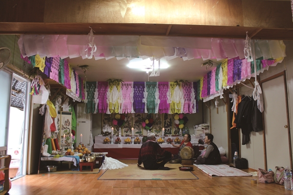 사당클과 제장장식용 기메 설치(일본 오사카 원댁 큰굿, 와흘리 굿당, 2014)