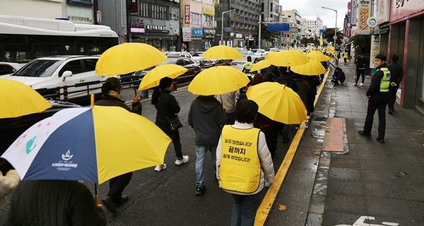 노란 우산을 쓰고 참여한 시민행진단. ⓒ제주의소리 한형진 기자