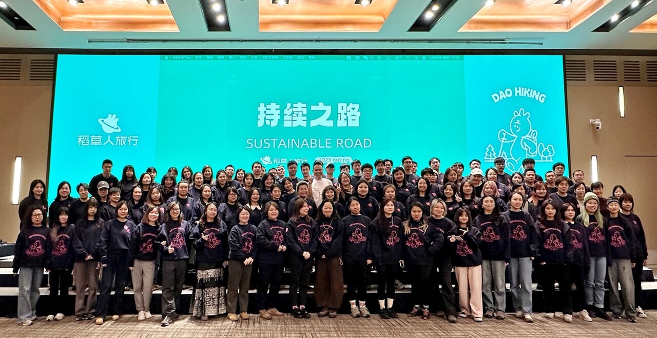중국 상하이에 기반을 둔 ‘54Traveler’ 여행사 임직원 100여 명이 최근 제주를 찾았다. / 사진=(사)제주올레<br>