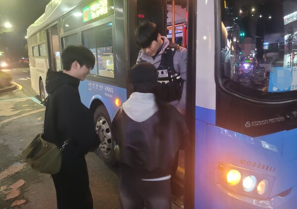 지난 25일 오후 버스에 여권이 든 가방을 놓고 내린 중국인 관광객이 경찰의 적극적인 조치로 분실물을 찾을 수 있었다. 사진 제공=제주서부경찰서