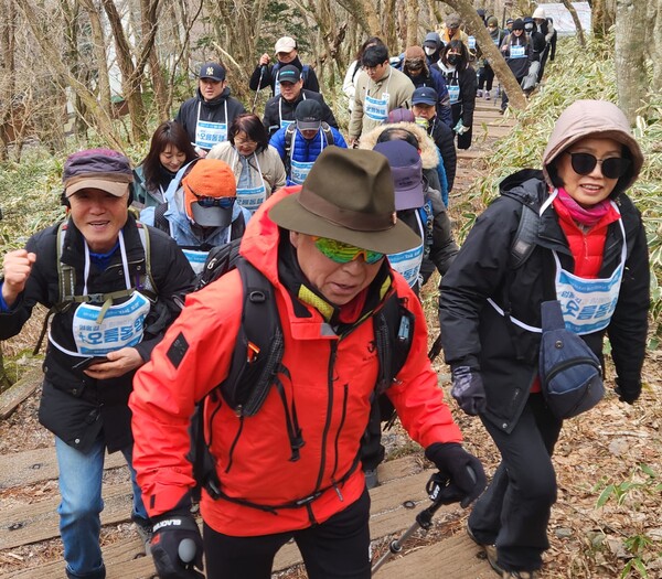 어승생오름을 오르고 있는 대한민국 산악계의 살아있는 전설 엄홍길 대장과 도민들. ⓒ제주의소리
