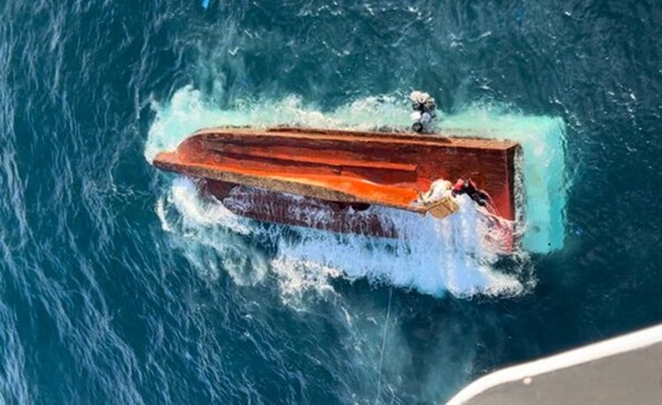 지난 9일 오전 6시43분께 경남 통영 욕지도 남쪽 약 68㎞ 해상에서 전복된 20톤급 근해연승 제주선적 어선 A호. 사진 제공=통영해양경찰서<br>