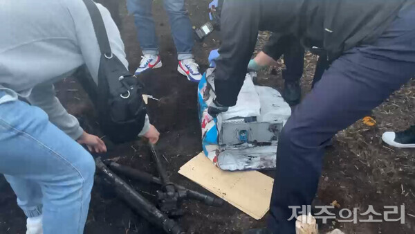 A씨 가족 명의 과수원 땅에 파묻힌 채 발견된 도난 단속카메라 모습. ⓒ제주의소리 자료사진
