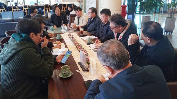 지난 15일 한국지역인터넷신문협의회 회원들이 인천 하버파크호텔에서 주요 현안 논의를 하고 있다.  ⓒ제주의소리