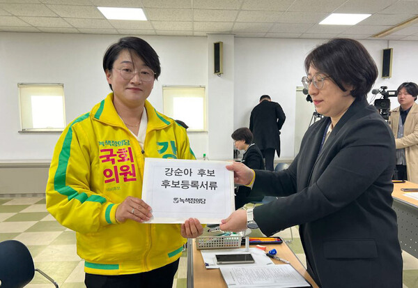 21일 오전 제22대 총선 후보 등록을 마친 제주시을 선거구 녹색정의당 강순아 후보.