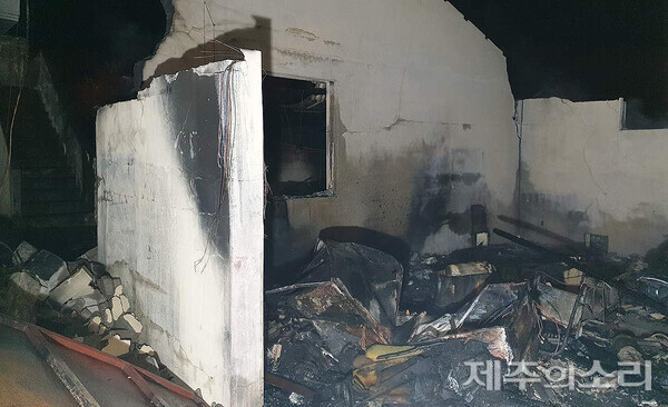 1일 서귀포시 표선면에서 발생한 화재 모습. / 서귀포경찰서 제공