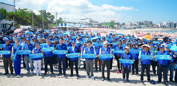 지난해 8월 민간 주도로 이호테우해변에서 민간 주도로 전개된 2025 APEC 제주 유치 캠페인. 사진=제주특별자치도 ⓒ제주의소리<br>