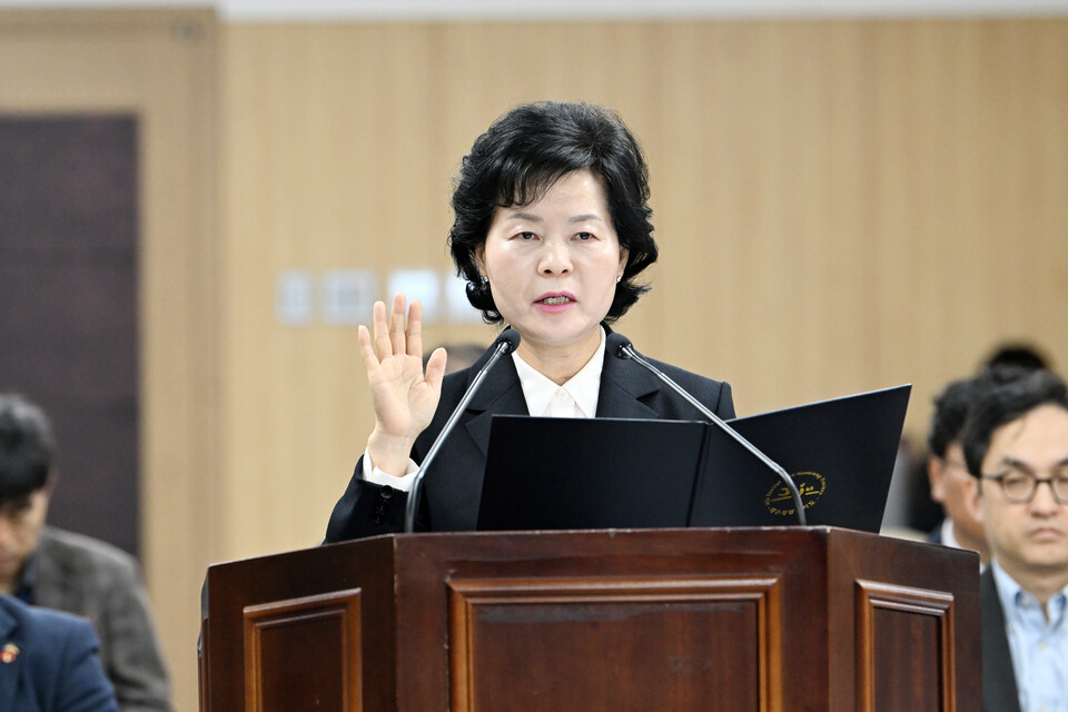 김애숙 제주도 정무부지사 후보자가 3월28일 제주도의회 인사청문회에서 선서를 하고 있다.