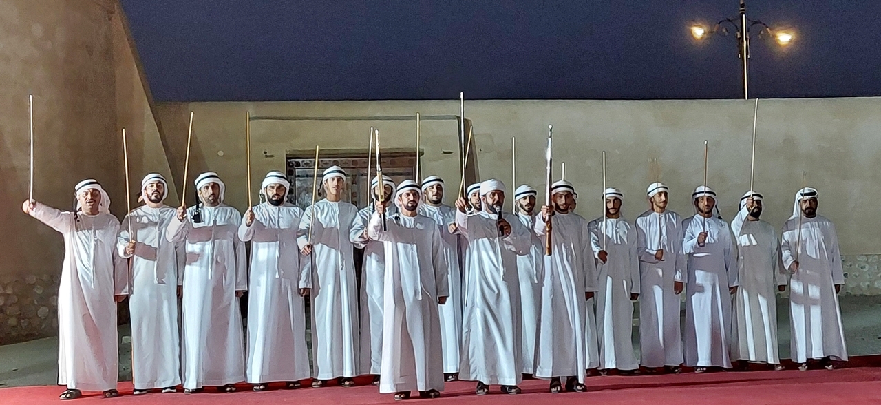 아랍 전통 춤 '알 아얄라'를 추는 남자들. / 사진=심규호