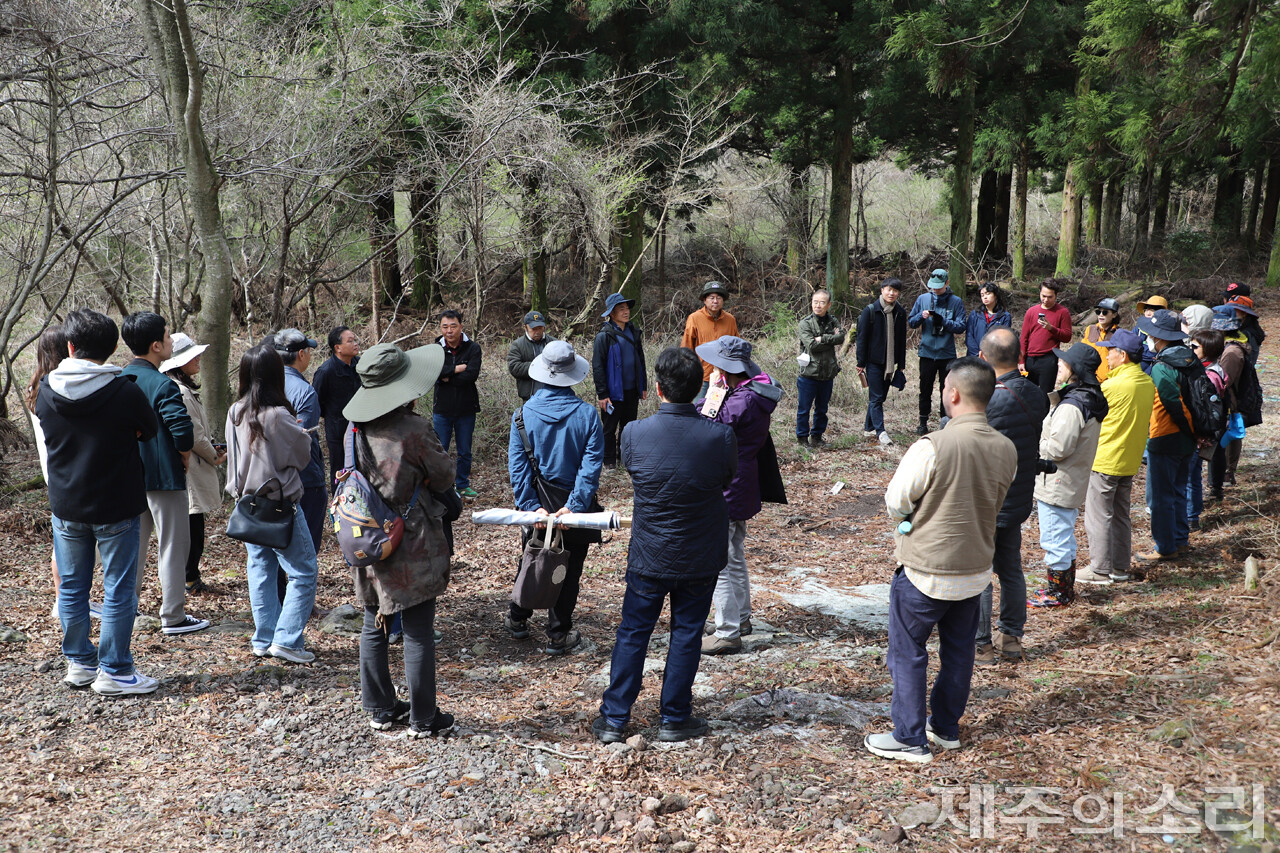 양용찬열사추모사업회, 시민정치연대 제주가치, 제주대 공동자원과 지속가능사회 연구센터, (사)제주생태관광협회, [제주의소리]가 함께하는 ‘탐나는가치 맵핑(mapping)’ 마을공동목장 프로젝트팀은 지난달 30일 중문공동목장을 탐방, 이야기를 들었다. ⓒ제주의소리