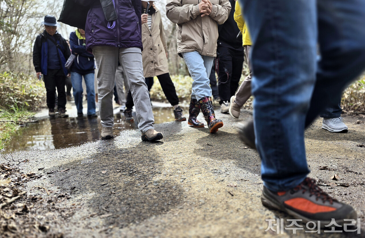 양용찬열사추모사업회, 시민정치연대 제주가치, 제주대 공동자원과 지속가능사회 연구센터, (사)제주생태관광협회, [제주의소리]가 함께하는 ‘탐나는가치 맵핑(mapping)’ 마을공동목장 프로젝트팀은 지난달 30일 중문공동목장을 탐방, 이야기를 들었다. ⓒ제주의소리