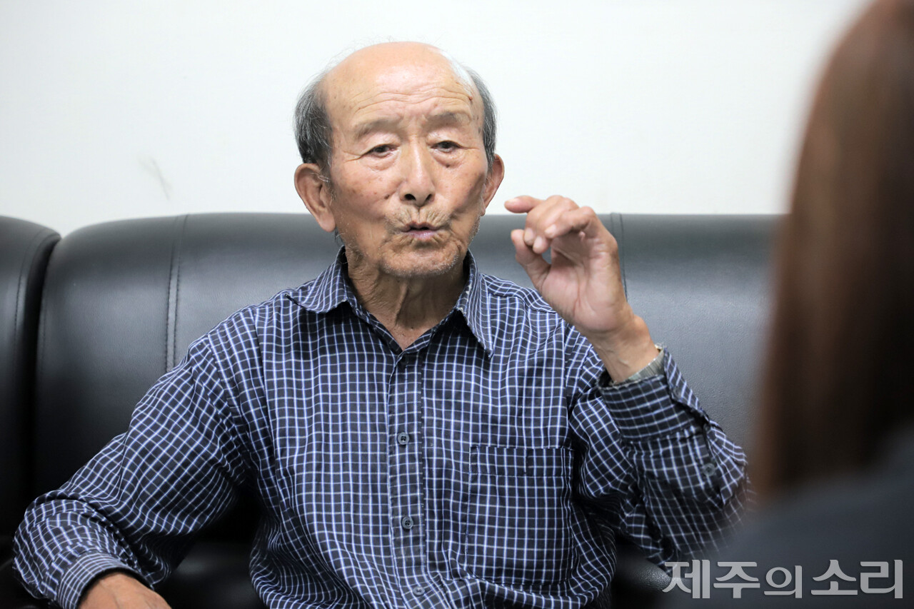 국가보안법과 반공법 위반 혐의를 뒤집어쓰고 억울하게 옥살이를 한 김양진 어르신이 지난해 7월 6일 제주시 오도롱복지회관에서 진행된 진실·화해를위한과거사정리위원회 조사를 통해 억울함을 호소하고 있는 모습. 공안당국은 일본에 살다 온 김 어르신에게 모진 고문을 가해 간첩이라는 허위자백을 받아냈다. ⓒ제주의소리 자료사진