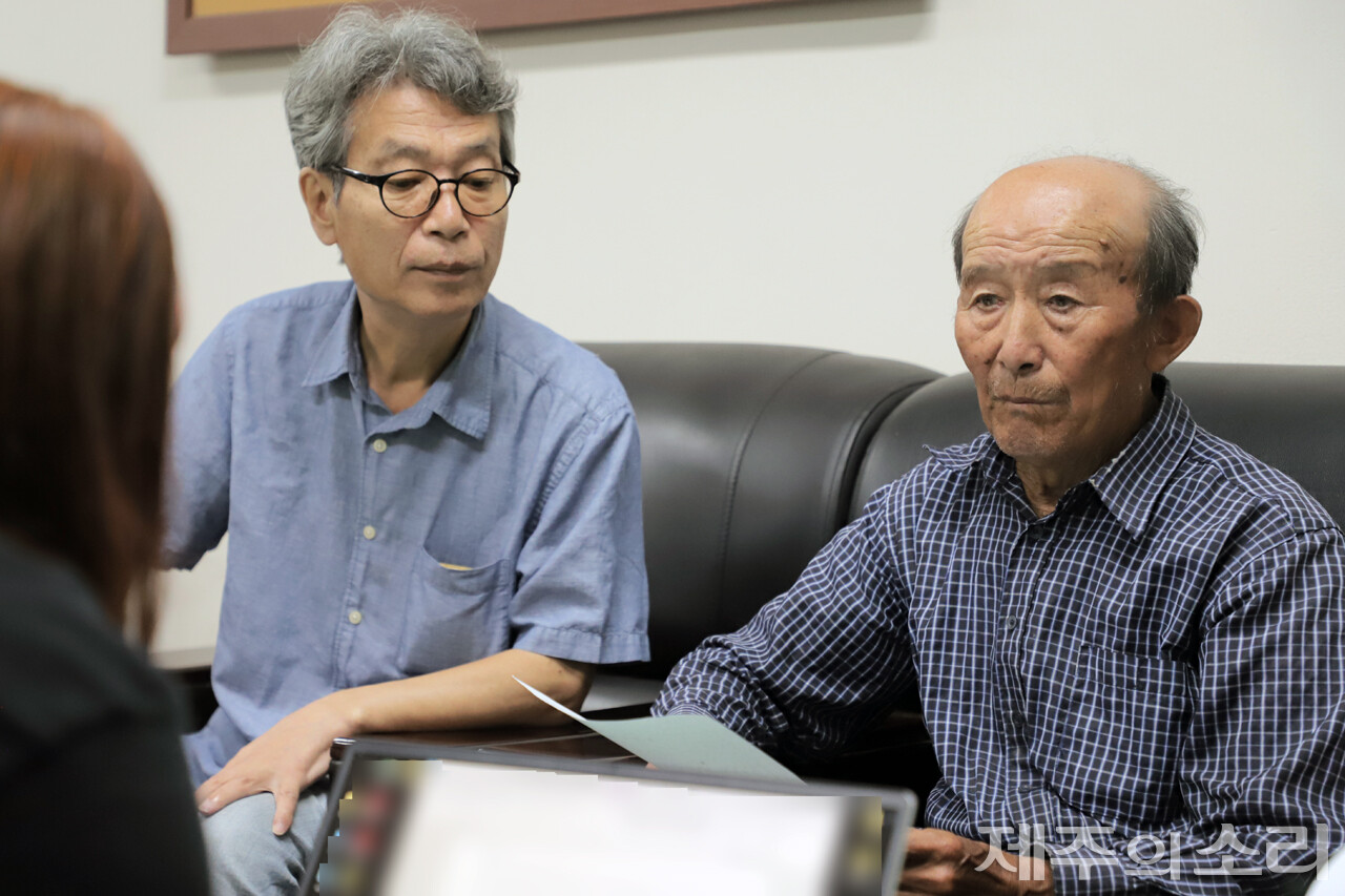 진실·화해를위한과거사정리위원회 조사에서 김 어르신을 도운 김종민 제주4.3평화재단 이사장. 김 이사장은 지난 2022년, 어르신이 진실규명 신청서를 접수할 수 있도록 돕는 등 조사개시 결정이 있기까지 많은 노력을 기울였다. ⓒ제주의소리 자료사진