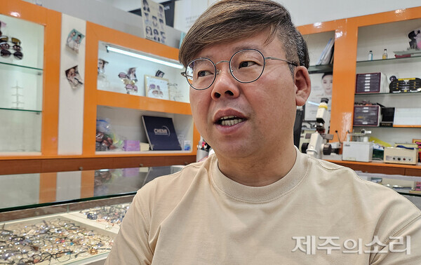 제주에 남아있는 자손으로서 큰 삼촌 가족의 호적을 되찾고 싶다고 말하는 김희택씨. ⓒ제주의소리