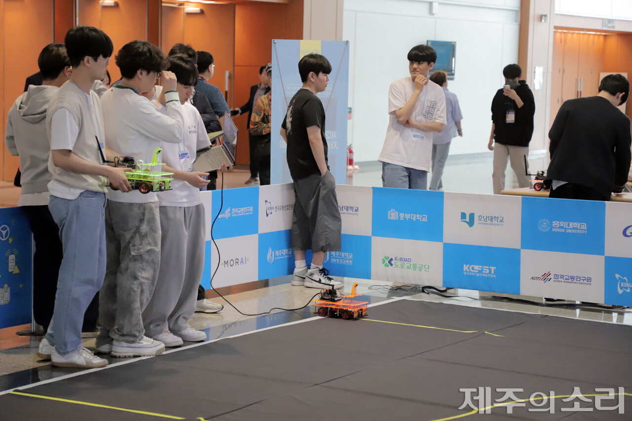 지난해 5월 2일~5일, 제주국제컨벤션센터(ICC제주)와 중문관광단지 일대에서 열린 ‘제10회 국제전기차엑스포’. 국제전기차엑스포는 올해부터 이름을 ‘국제e-모빌리티엑스포’로 바꾼다. ⓒ제주의소리 자료사진