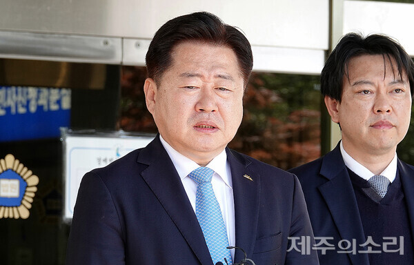 24일 항소심 선고 직후 취재진 앞에 선 오영훈 제주도지사.ⓒ제주의소리