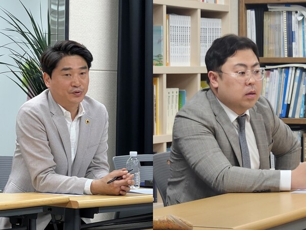 제주의소리 독자위원회가 4월29일 소리 회의실에서 2024년 1분기 회의를 진행했다. 강경문 위원(왼쪽)과 한동수 위원. 