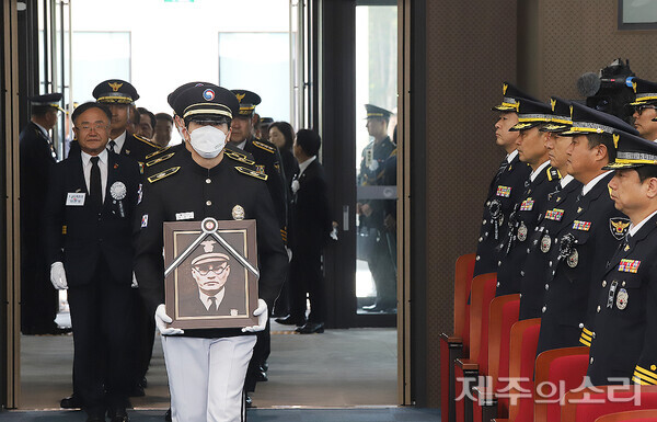 문형순 서장의 영현이 영결식장으로 입장하고 있다. ⓒ제주의소리