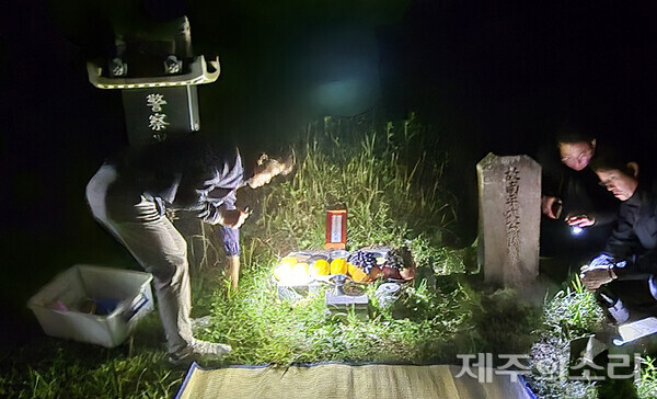 10일 새벽 문형순 서장의 묘를 파묘하는 모습. ⓒ제주의소리
