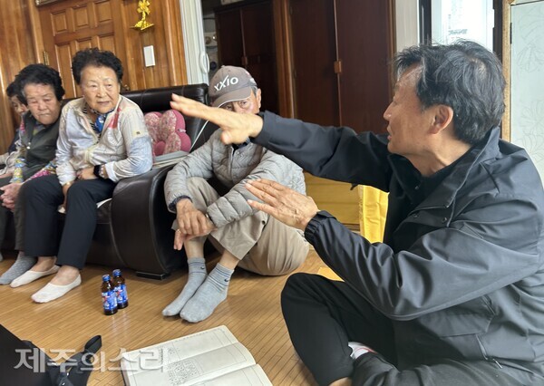 최근 제주시 조천읍 북촌의 한 가정주택에서 만난 한재우씨(가장 오른쪽)가 뒤틀린 가족관계에 대해 설명하고 있다. ⓒ제주의소리