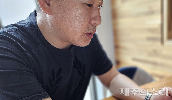 어머니(김춘란 할머니)를 위해 가족관계등록부 정정을 준비중인 원희철씨. ⓒ제주의소리