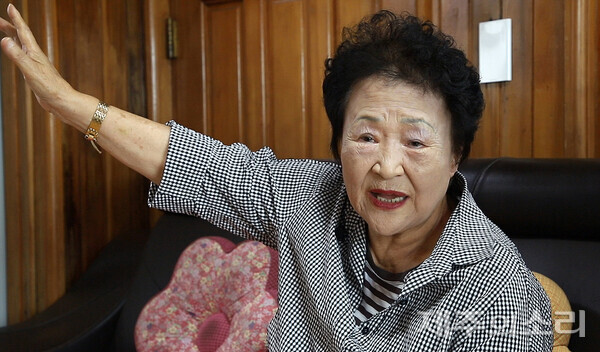 고완순 할머니가 4.3 당시 대규모 민간인 학살이 자행된 북촌초등학교에 헬리콥터가 착륙하던 모습을 떠올리고 있다. ⓒ제주의소리