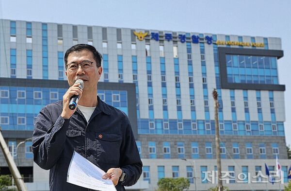 제주참여환경연대 홍영철 공동대표가 오영훈 지사와 백통신원 사업자 대표 고발 기자회견을 갖고 있다. ⓒ제주의소리