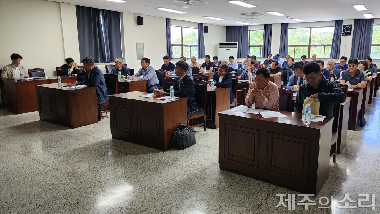 마을공동목장 보존과 지원방안 연구 용역을 맡은 제주대학교 공동자원과 지속가능사회 연구센터는 10일 오후 2시 제주도축산진흥원에서 연구 용역 중간보고회를 개최했다. ⓒ제주의소리