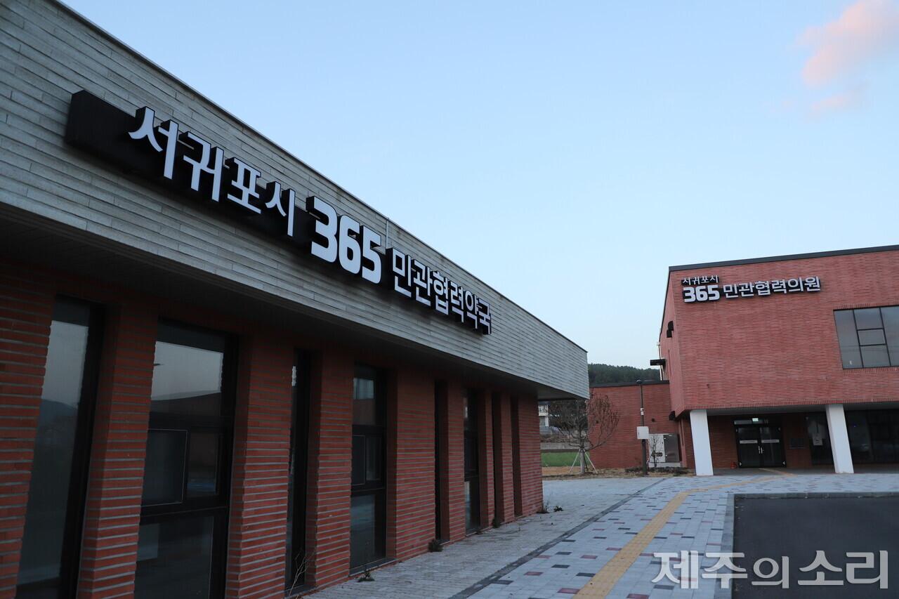 제주 서귀포시 대정읍 민관협력약국과 민관협력의원. 현재 민관협력약국의 경우 의원 개원만 기다리는 상태다. 다행히 약국 운영 의사를 밝힌 약사는 많은 것으로 전해진다. ⓒ제주의소리