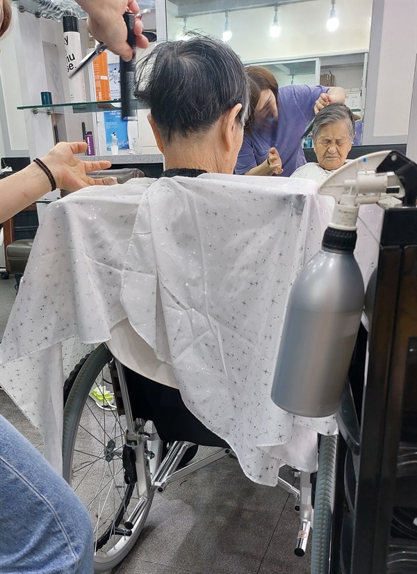 <strong>엄마의 변신</strong>&nbsp; 퇴원한 다음 날 미용실에서 머리를 잘랐습니다. 엄마는 원장님에게 몇 번이나 예쁘게 잘라달라고 했습니다. / 사진=강충민