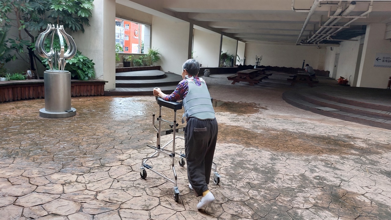 <strong>워커보행연습</strong> &nbsp;아파트 테라스가 넓어 보행연습하기 좋습니다. 하루에 두 번 연습합니다. 열심히 연습하면 시각장애인 복지관을 다시 나갈 수 있습니다. / 사진=강충민