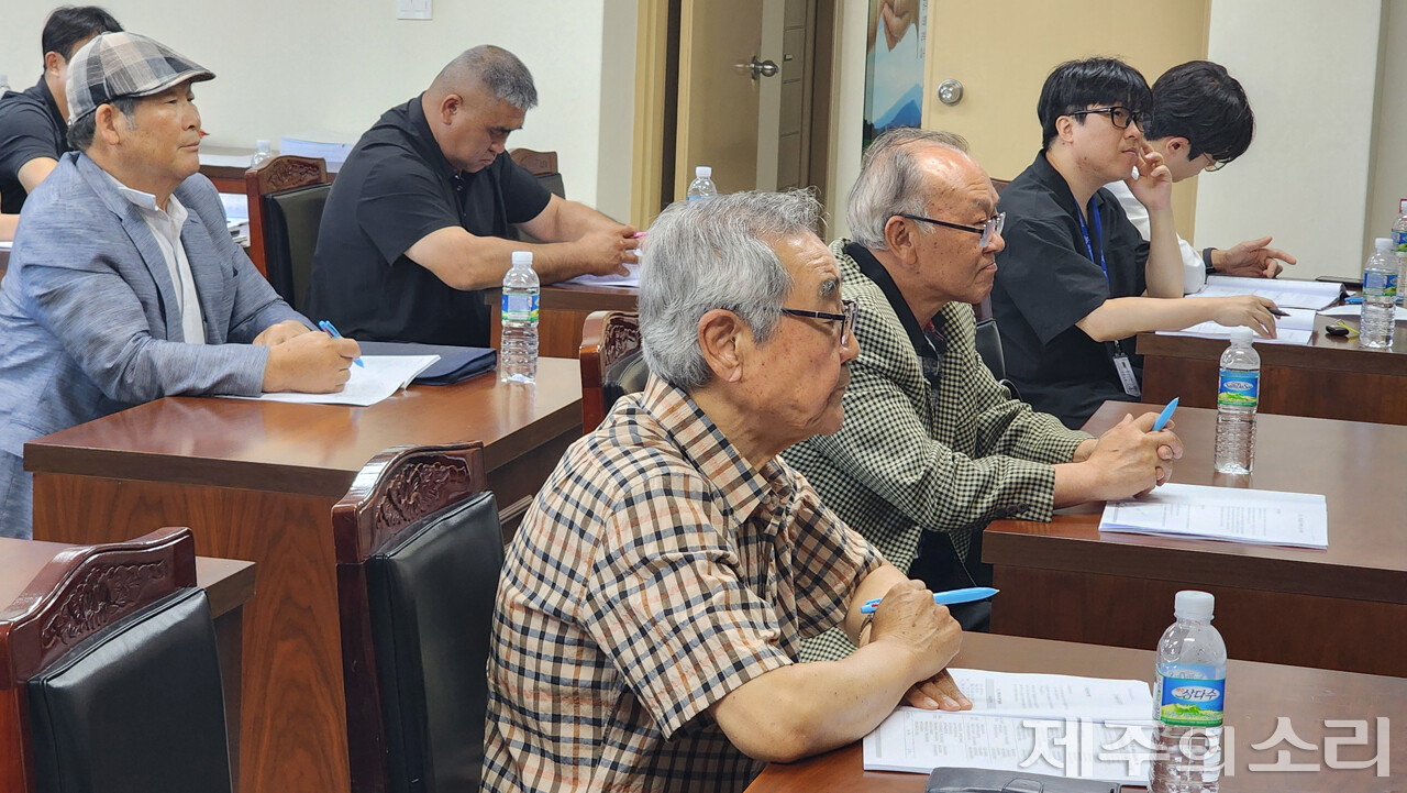 ‘마을공동목장 보전과 지원방안 연구용역’ 최종보고를 지켜보고 있는 마을공동목장 및 행정시 관계자들. ⓒ제주의소리