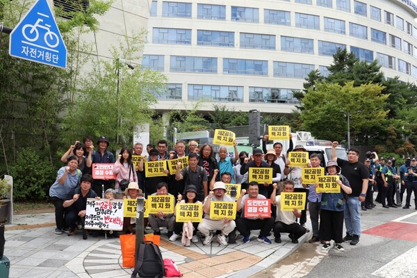 ▲ 국토부 앞 반대집회 제2공항 기본계획 고시가 임박하자 성산읍 피해 마을 주민들과 시민단체 회원들이 지난 10일 국토부 앞에서 집회를 갖고 공항 백지화를 요구하고 있다. ⓒ 제주 제2공항 강행저지 비상도민회의
