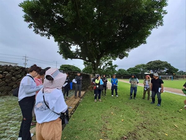 ▲ 수산리 마을 해설 오은주 팀장은 고향인 수산리의 습지와 동굴 등 자연자원을 안내하고, 수산진성 4·3 피해 등 역사 이야기를 들려주는 마을 해설가로도 활동하고 있다. ⓒ 오은주