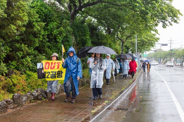 ▲ 제2공항 예정지 걷기 행사 지난 6월 8일 제2공항 건설에 반대하는 제주도민들이 제2공항 활주로를 포함한 공항 건설 예정지를 걷는 행사를 하고 있다. 맨앞 왼쪽이 오은주 팀장. ⓒ 제주 제2공항 강행저지 비상도민회의