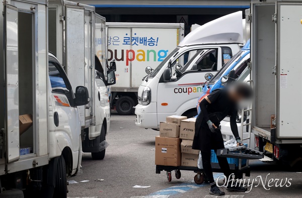 택배 노동자의 과로를 막기 위해 지정된 '택배 없는 날'에 쿠팡이 끝내 동참을 거부한 지난해 8월 14일 오후 서울 시내 한 쿠팡 배송 캠프에서 택배 노동자가 배송 준비 작업을 하고 있다. / 사진=오마이뉴스