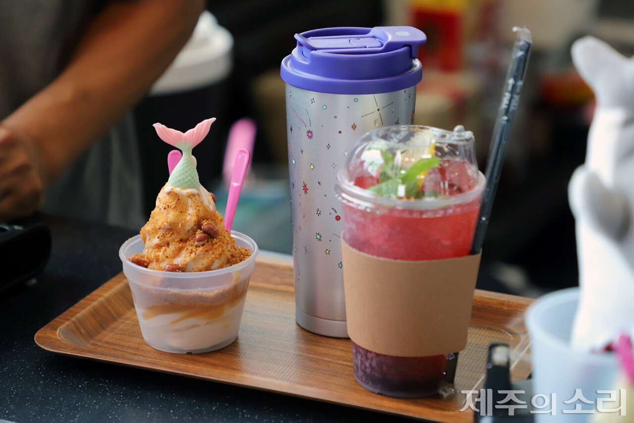 우도면 카페 휴예그리나의 땅콩아이스크림과 음료 역시 다회용컵에 제공된다. 한 관광객은 텀블러를 이용하기도 했다. ⓒ제주의소리