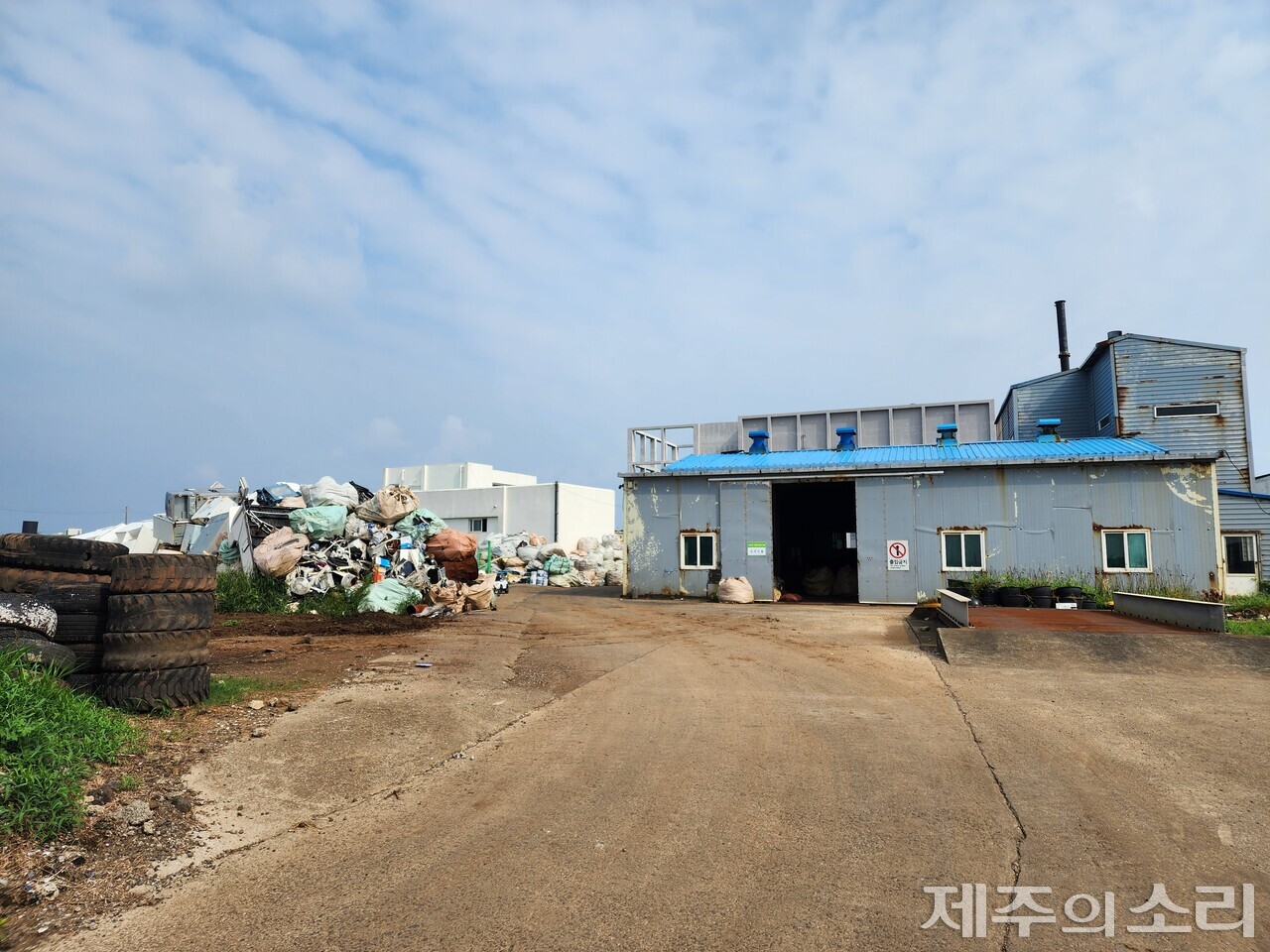 제주시 우도면 쓰레기 소각장. 우도는 많은 관광객이 입도하면서 과잉관광에 따른 쓰레기 문제가 심각해졌다. 더불어 파도를 타고 해양쓰레기도 밀려들면서 쓰레기 처리에 어려움을 겪는 실정이다. ⓒ제주의소리