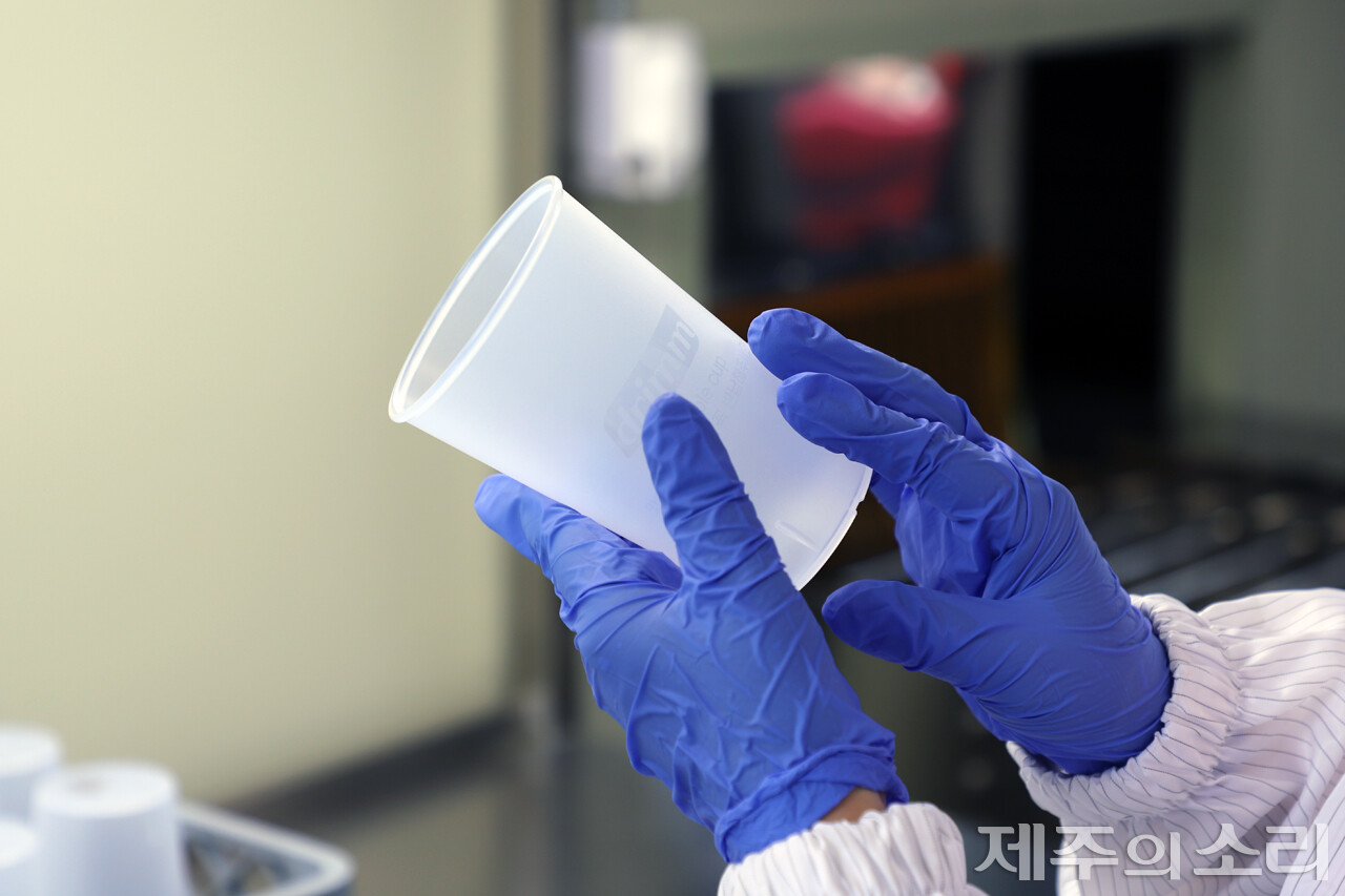 다회용컵을 검수 중인 세척센터 작업자. ⓒ제주의소리