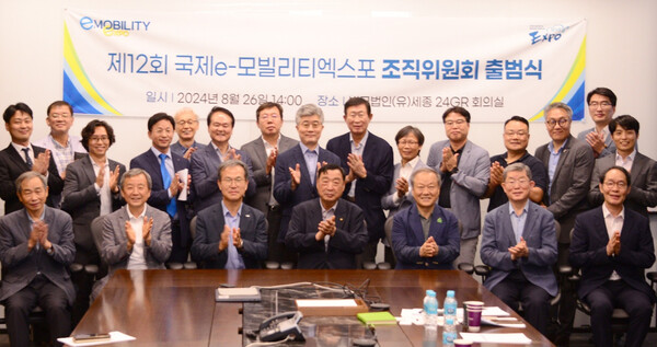26일 법무법인 세종 회의실에서 열린 제12회 국제 e-모빌리티엑스포 조직위원회 출범식. 출범식에 참여한 상임조직위원장 이희범 전 산자부 장관, 조환익 전 한전사장, 문국현 뉴패러다임 인스티튜트 회장, 최열 환경재단 이사장, 방승찬 한국전자통신연구원장, 길홍근 한국전기선박협의회 상임회장, 오종한 법무법인 세종 대표변호사, 김수종 국제녹색섬포럼 이사장, 고문현 한국ESG학회장, 김희현 전 제주부지사, 강병준 전자신문 대표, 박성찬 남서울대학교 교수, 이기진 한남대 연구센터장, 정지호 신한펀드 대표이사, 최승호 그린에너지 분과 위원장, 양훈철 LS그룹 가온전선 본부장, 김민교 하이드릭 앤 스트러글스 코리아 전무, 이득희 신화월드 부장, 김대환 세계 e-모빌리티협의회장, 노상목 국제 e-모빌리티엑스포 사무총장 등이 기념촬영하고 있다.&nbsp;&nbsp;/ 사진=국제e-모빌리티엑스포 조직위 제공 ⓒ제주의소리