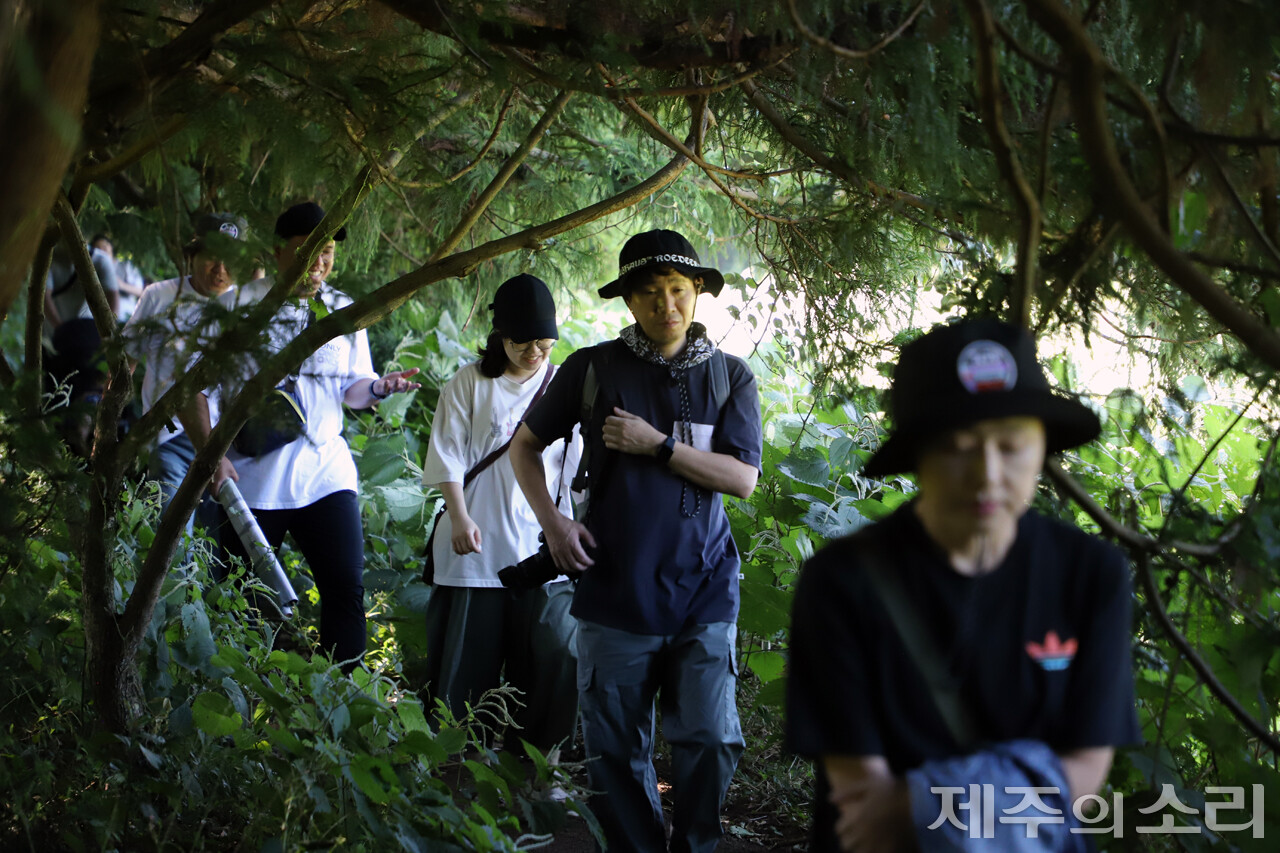 과거 송당목장이었던 비밀의 숲을 탐방하고 있는 탐나는가치 도민참여단. ⓒ제주의소리